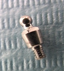 La partie mâle du bouton pression qui sera vissé dans l'implant.