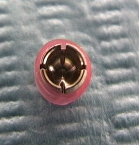La partie femelle du bouton pression qui sera intégrée dans l'appareil. Cette partie femelle viendra clipper la partie mâle.